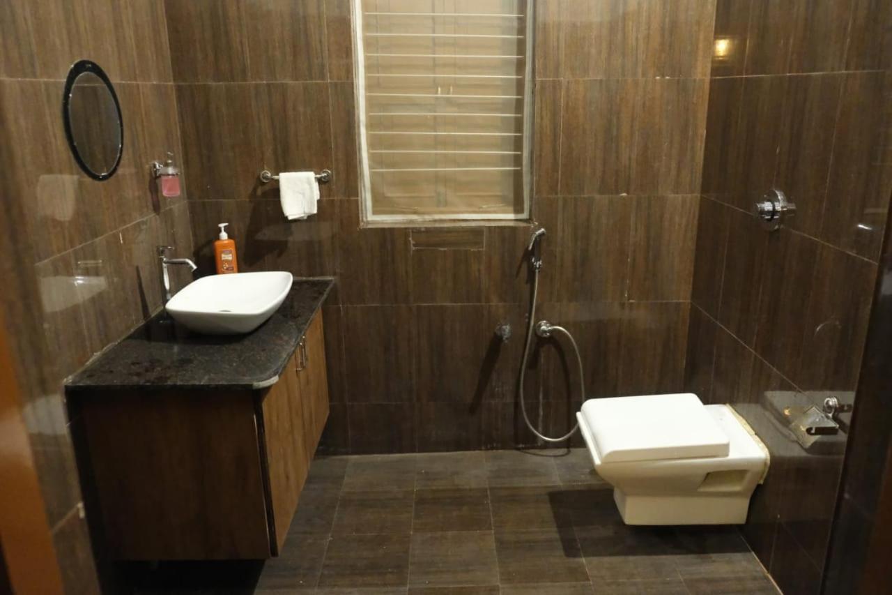 Hotel Ashirwad Junagadh Ngoại thất bức ảnh